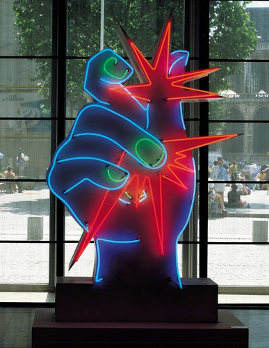 Rétrospective 1960-2014 – Martial Raysse : Martial Raysse - America America. 1964, installation, néon et métal peint, 240 x 165 x 45 cm. Centre Pompidou, Musée national d'art moderne. 